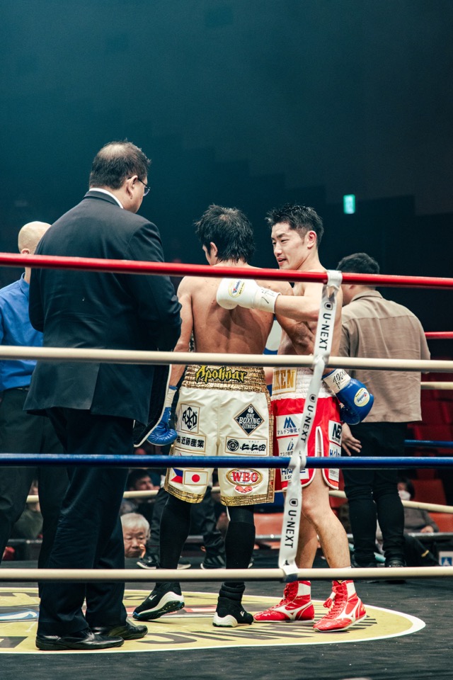 試合後のリングで対戦相手と向き合う藤田健児